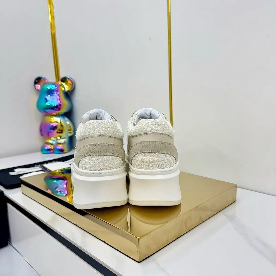 👟👟Ex-factory price 600👟👟 Upgraded version, upgraded version, upgraded version! No rebuttal accepted! ! ! ! Chanel Chanel panda shoes! 2025 counter's top casual sports shoes. This classic design; the upper is electro-embroidered with a variety of techniques; the outsole is fashionable and sporty; the unusual inclusion of a variety of color matching elements... The diversified mix and match is very good-looking and versatile, and can be used for leisure, fashion, sports, and outdoor... ꫛꫀꪝ Go➫ Materials: ❶Upper made of: original imported first-layer silk cowhide + original waterproof cloth + original first-layer cowhide ❷Inner lining: Original Yangli+Net ❸Outsole based on: Original TPU combination outsole Counter boutique packaging complete set for women 35–41 👉 👉 👉 👉 👉